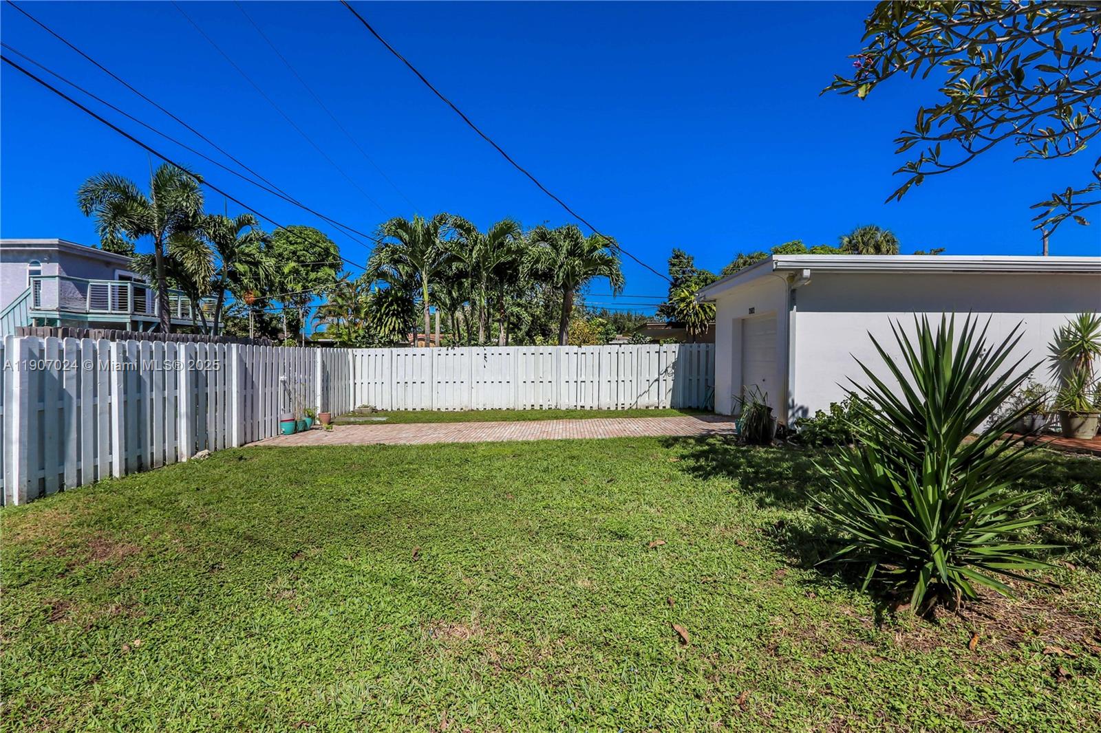 HOLLYWOOD HILLS - Residential