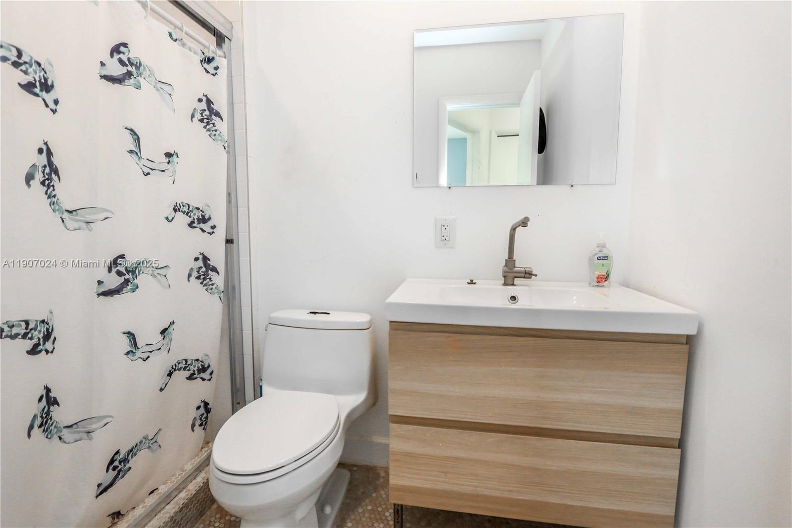 HOLLYWOOD HILLS - Residential