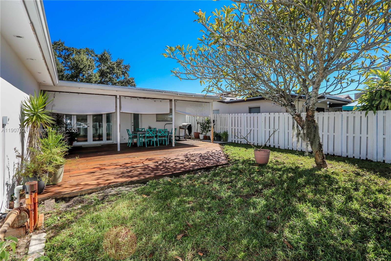 HOLLYWOOD HILLS - Residential