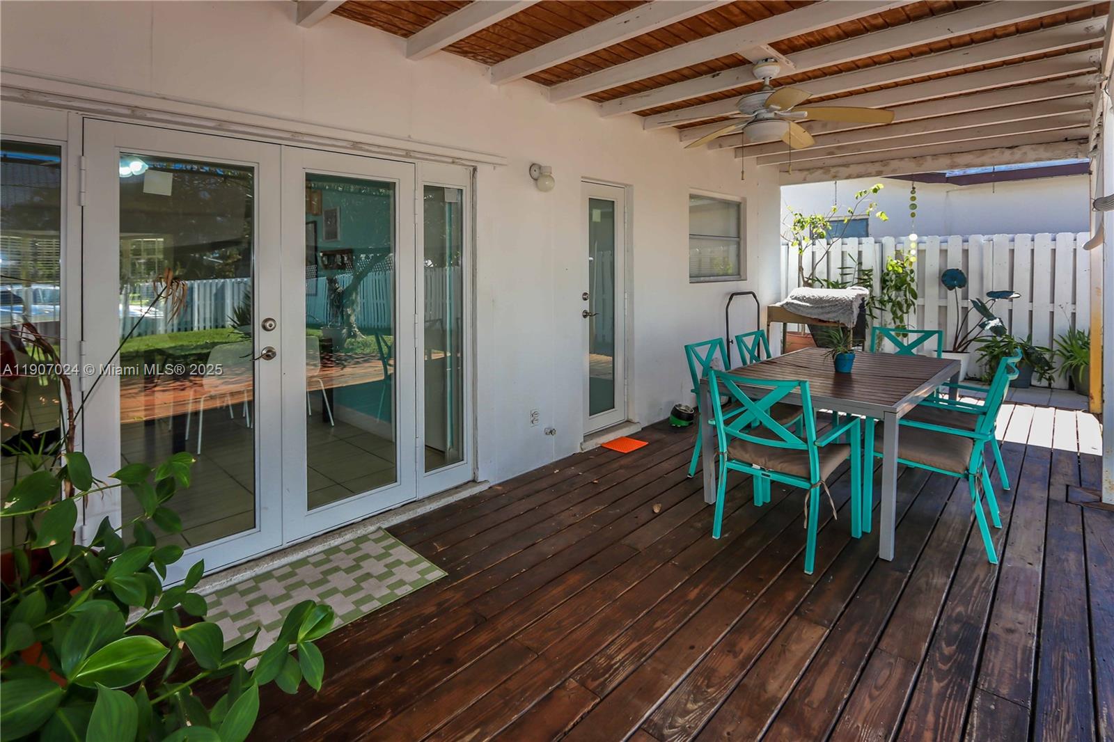 HOLLYWOOD HILLS - Residential