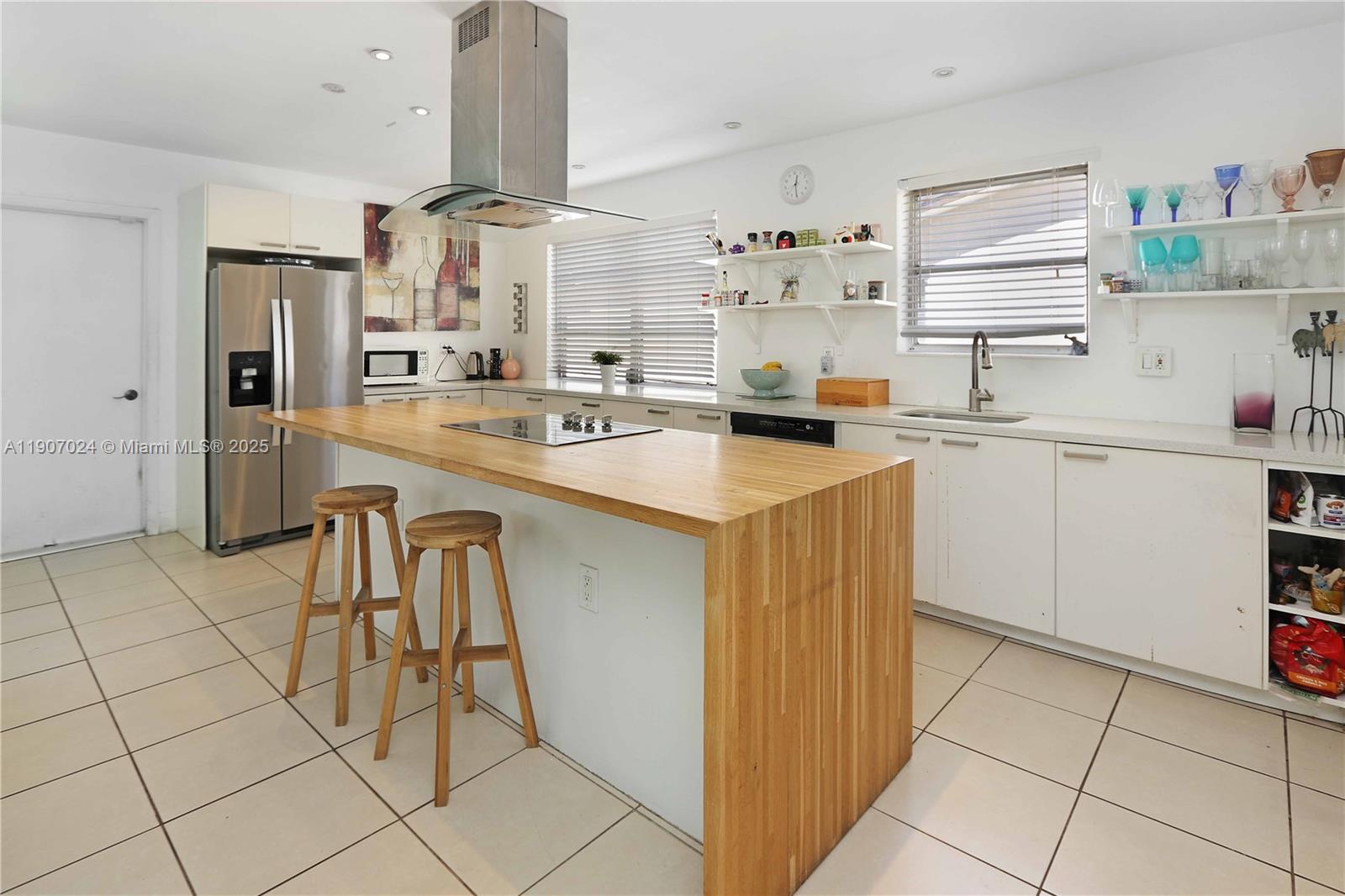 HOLLYWOOD HILLS - Residential