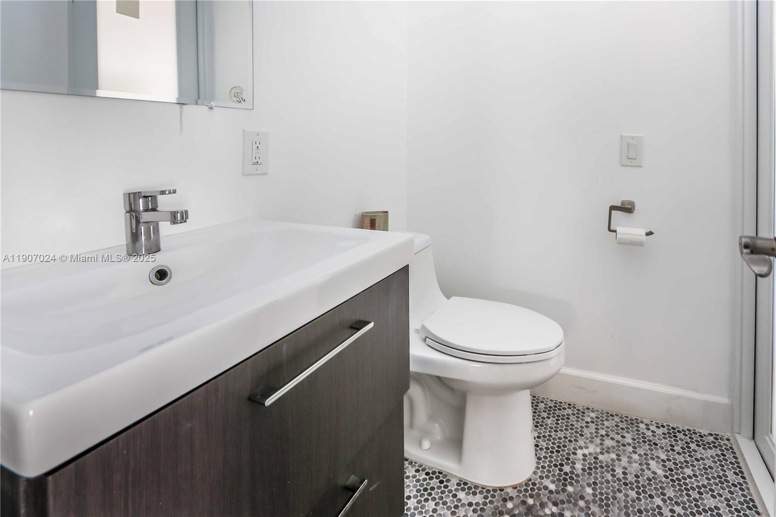 HOLLYWOOD HILLS - Residential