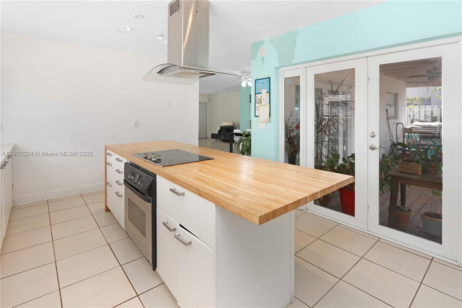 HOLLYWOOD HILLS - Residential