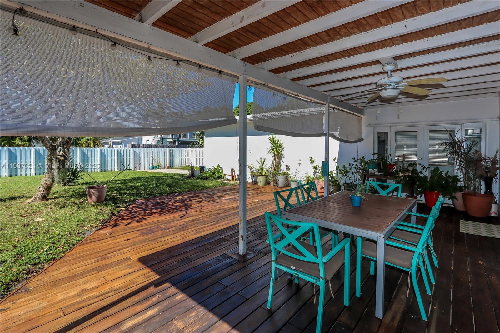 HOLLYWOOD HILLS - Residential