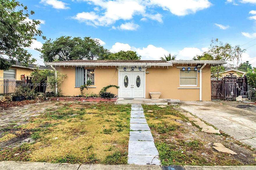 This charming single-family property features a large backyard and a separate guest house—ideal for rental income or hosting guests. The updated kitchen offers modern convenience, and easy access to main roads keeps everything within reach. Don’t miss out on the potential this home has!