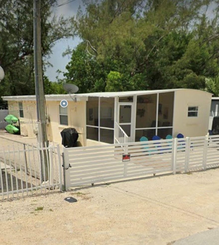Welcome to this spectacular Key Largo Beach Getway! This comfortably furnished 3 Bed/1Bath rental with spacious master bedroon/living room, brand new bathroom with quartz counter and  pebble sshower floor. Dining table and countertop area seats 6 for dinner. Fully equipped kitchen with a brand new stove. Wifi included.  Screened in front porch. Conversation firepit and outdoor dining area for evening cocktails. Two private community beaches. Access to golf cart for getting around easily. Daytime boat trailer parking at community beach. Whether it's swimming with dolphins, Jacob Aquatic park nearby and water sports that abound Key Largo. Come, relax and enjoy the gorgeous sunsets and all of the water sports that abound in Key Largo!