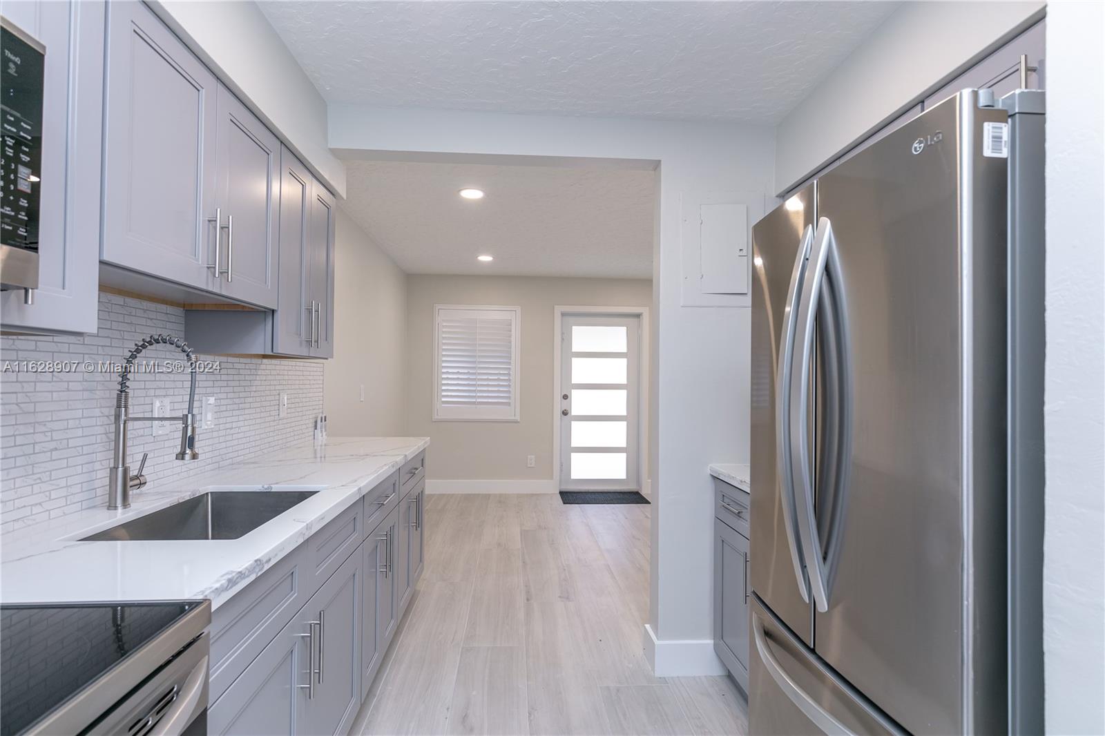 LAUDERDALE PARK 6-33 1/2 - Residential Lease
