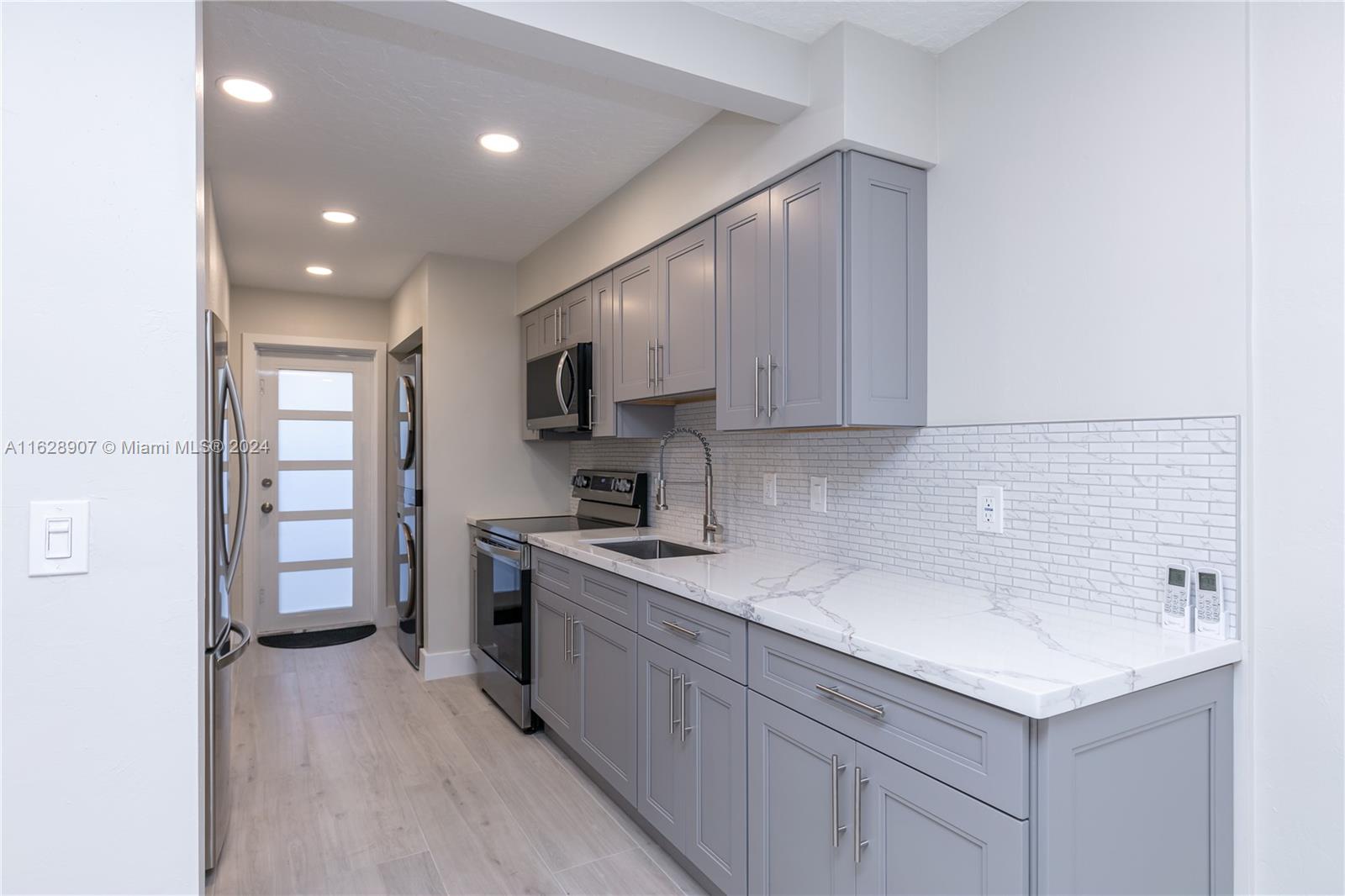 LAUDERDALE PARK 6-33 1/2 - Residential Lease