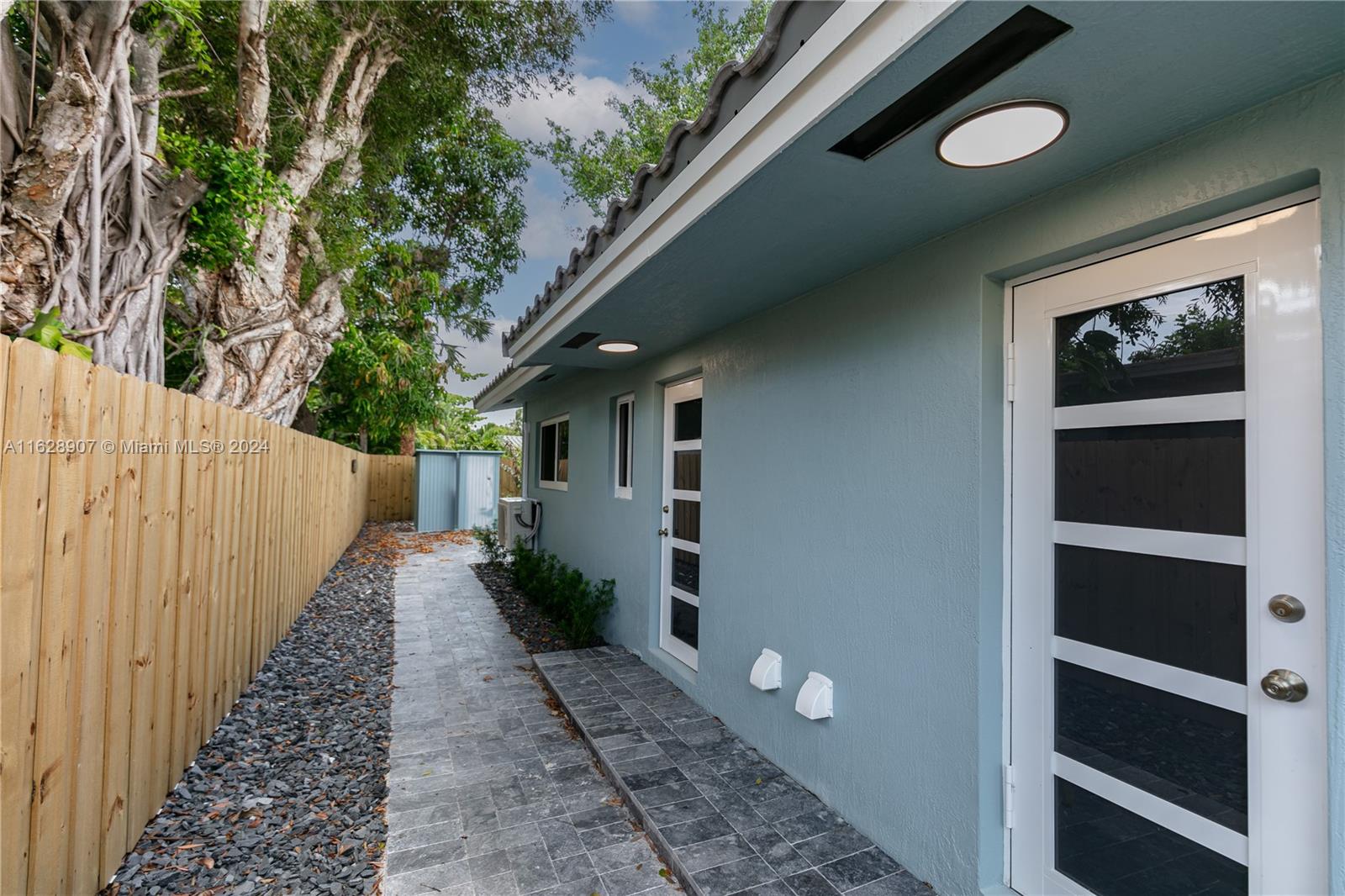 LAUDERDALE PARK 6-33 1/2 - Residential Lease