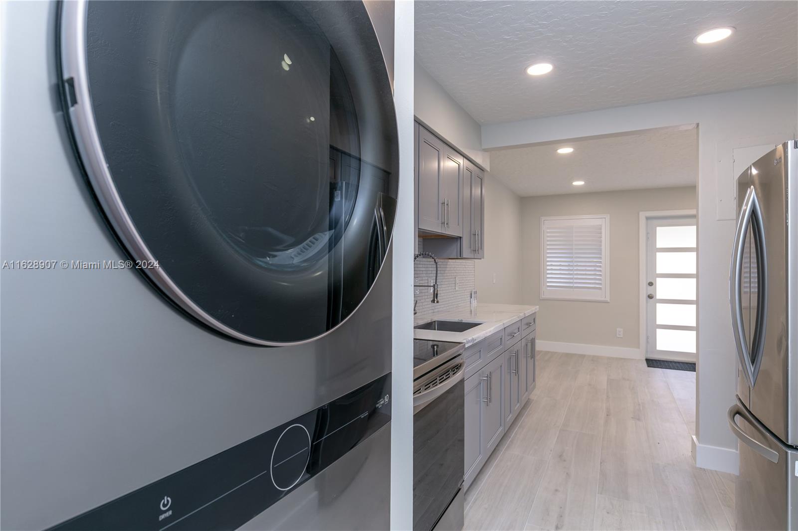 LAUDERDALE PARK 6-33 1/2 - Residential Lease