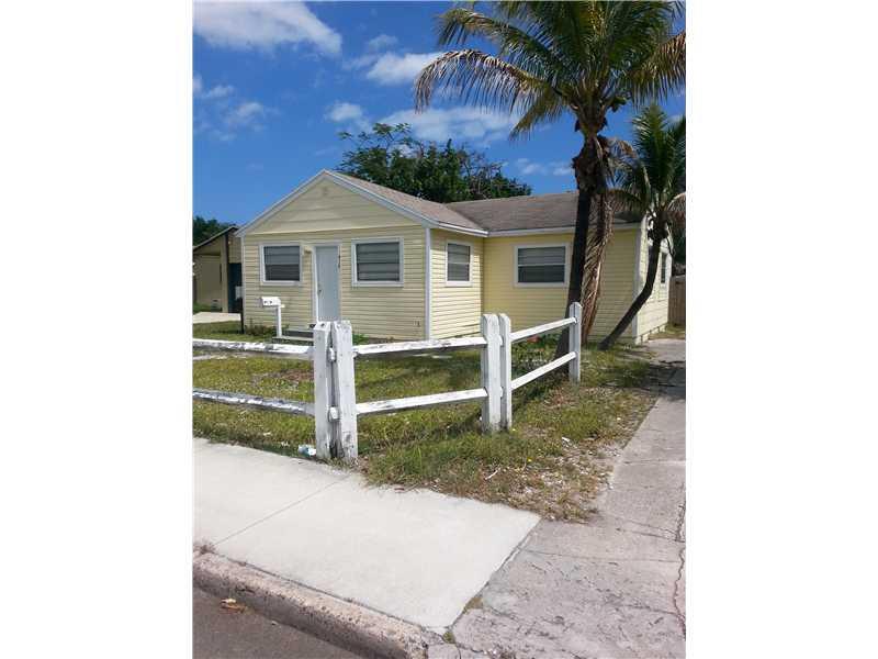 Beautiful cottage-like home close to downtown Lake Worth. Home features updated kitchen and bath with beautiful hardwood floors. Property has an enormous fenced in backyard. Tenant occupied till 4/30/2014. Please call