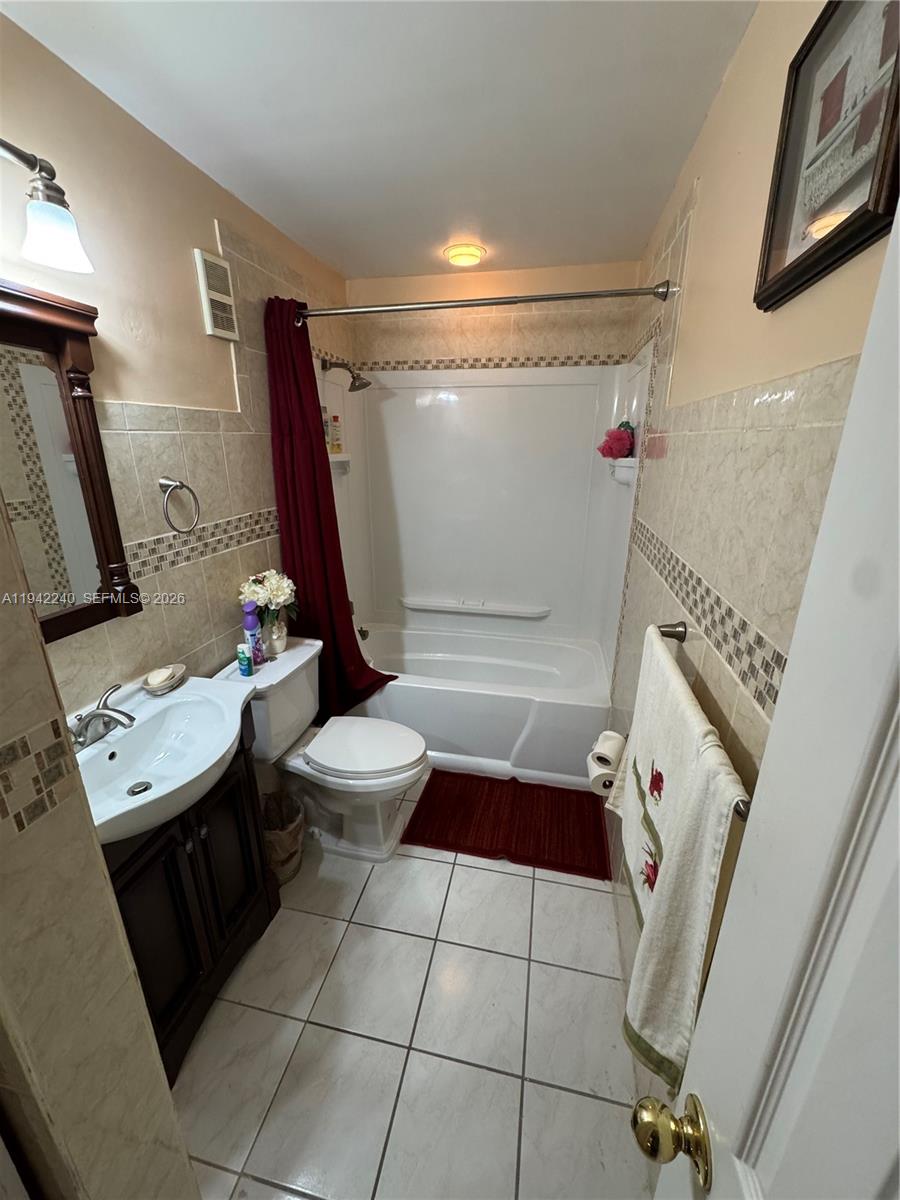 LAKES ON THE GREEN - SEC - Residential