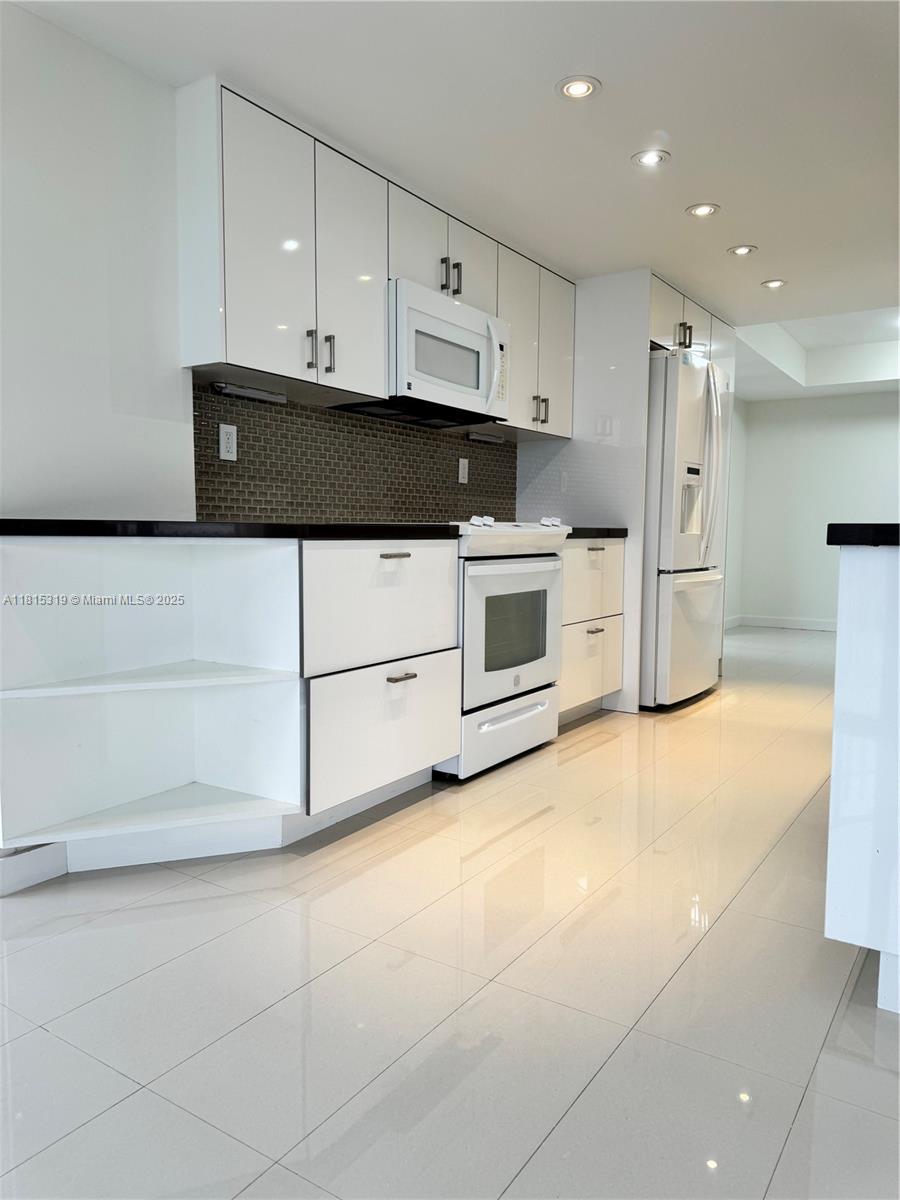 THE TOWERS OF QUAYSIDE CO - Residential Lease