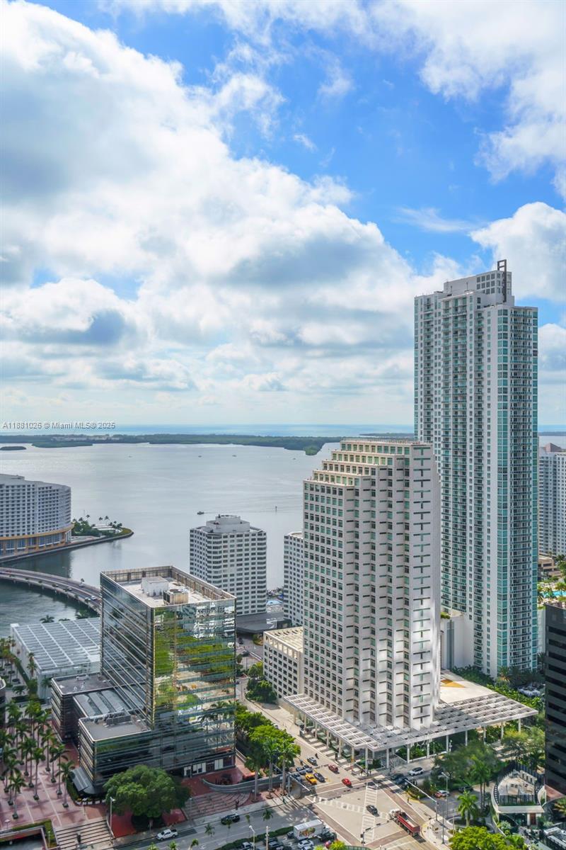 Bright 3-Bed / 3-Bath Condo with Bay Views , Reach Brickell City Centre.
Stylish residence featuring floor-to-ceiling windows, an open kitchen with sleek island seating, and a private balcony with sweeping city and water views. The spacious primary suite offers a spa-style bath and generous closet space. Enjoy luxury amenities including a pool, fitness center, concierge, and direct access to Brickell City Centre shopping and dining.