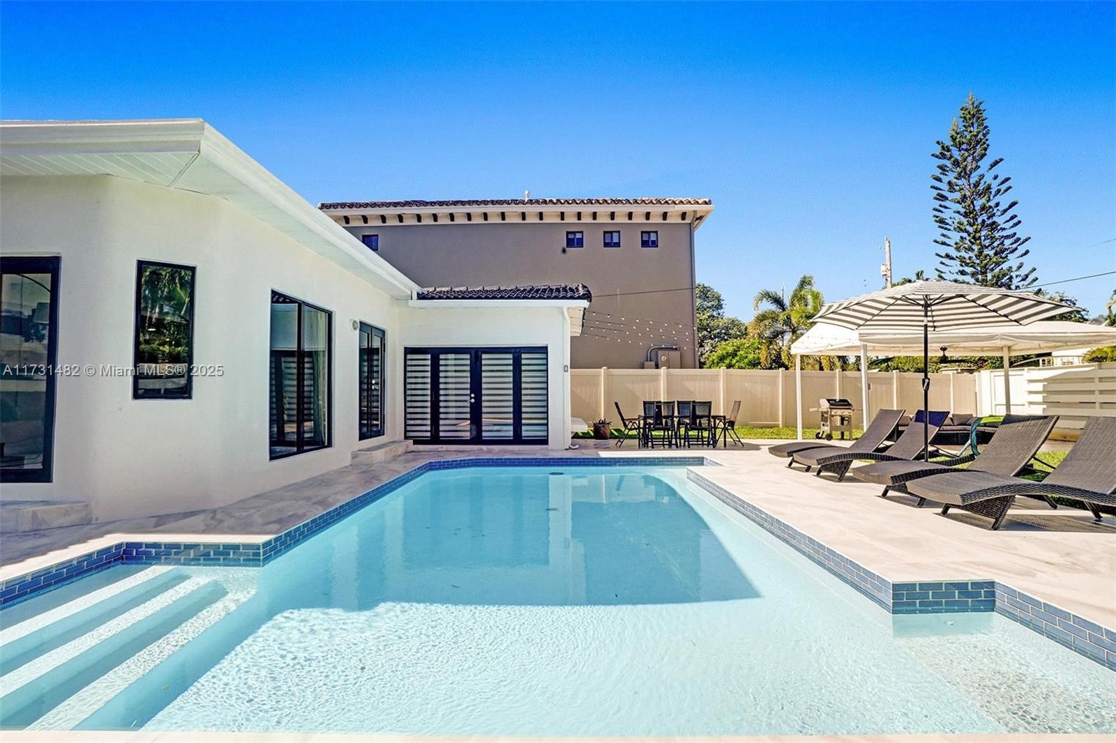 HOLLYWOOD LAKES SECTION - Residential