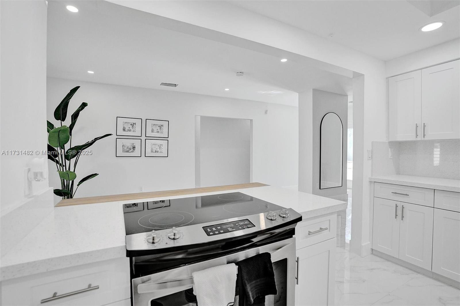 HOLLYWOOD LAKES SECTION - Residential