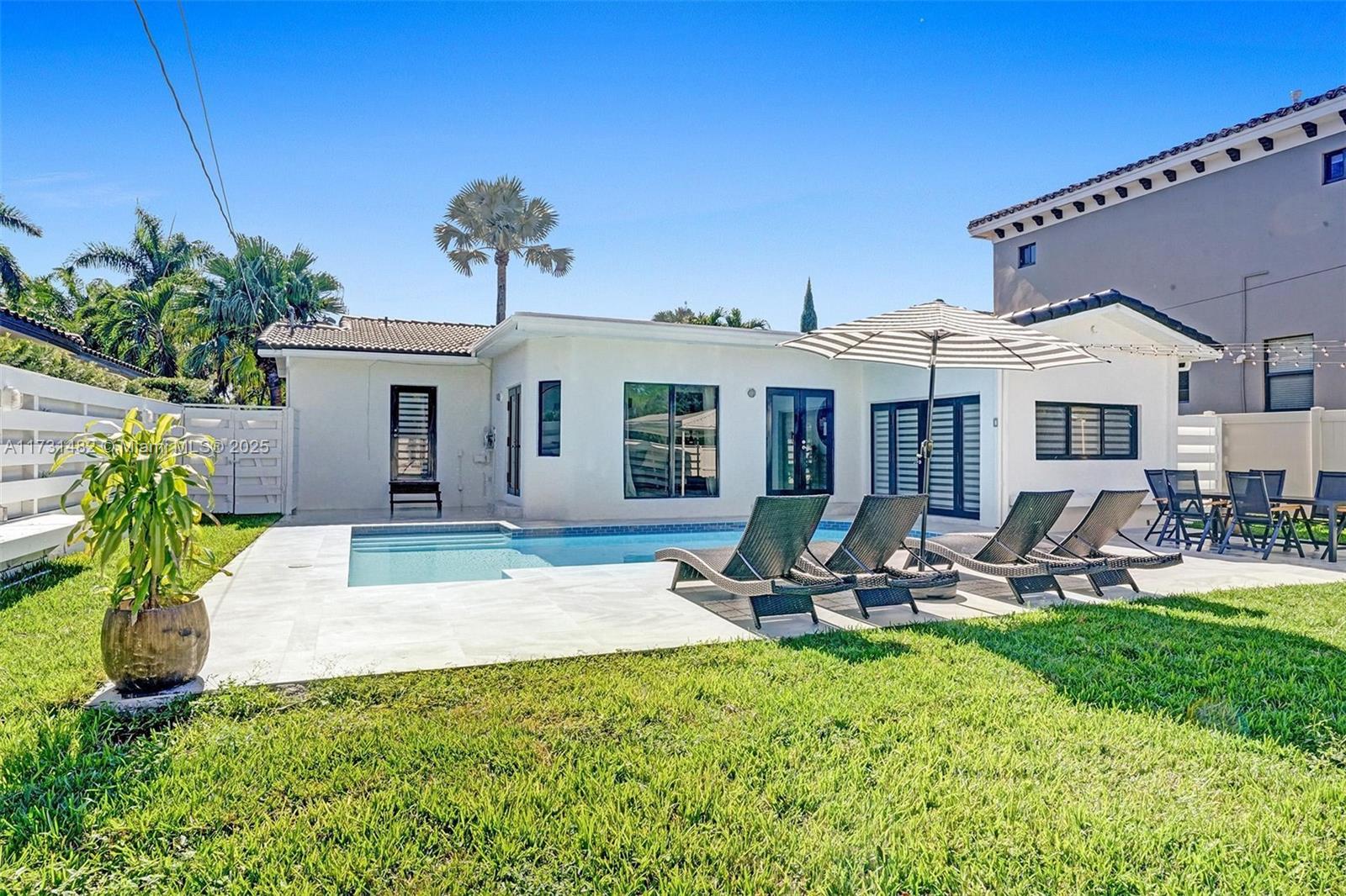 HOLLYWOOD LAKES SECTION - Residential