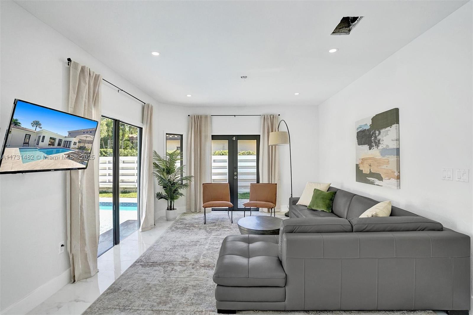 HOLLYWOOD LAKES SECTION - Residential