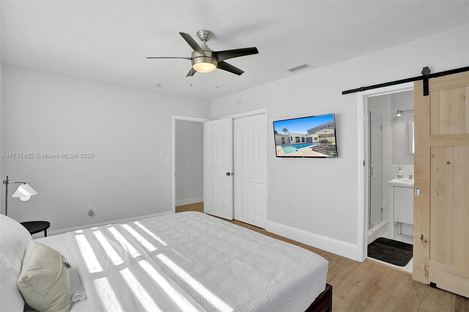 HOLLYWOOD LAKES SECTION - Residential