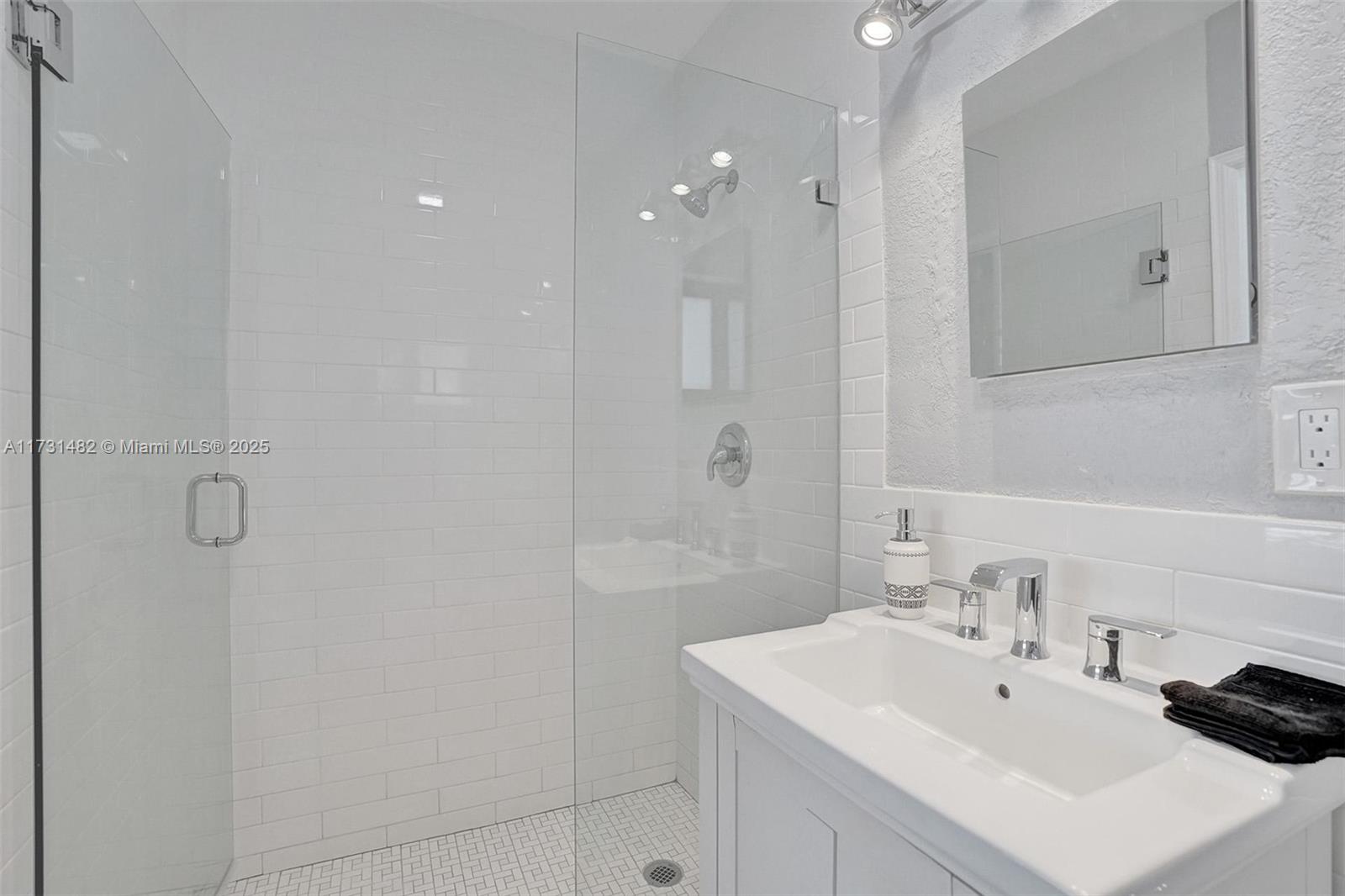 HOLLYWOOD LAKES SECTION - Residential