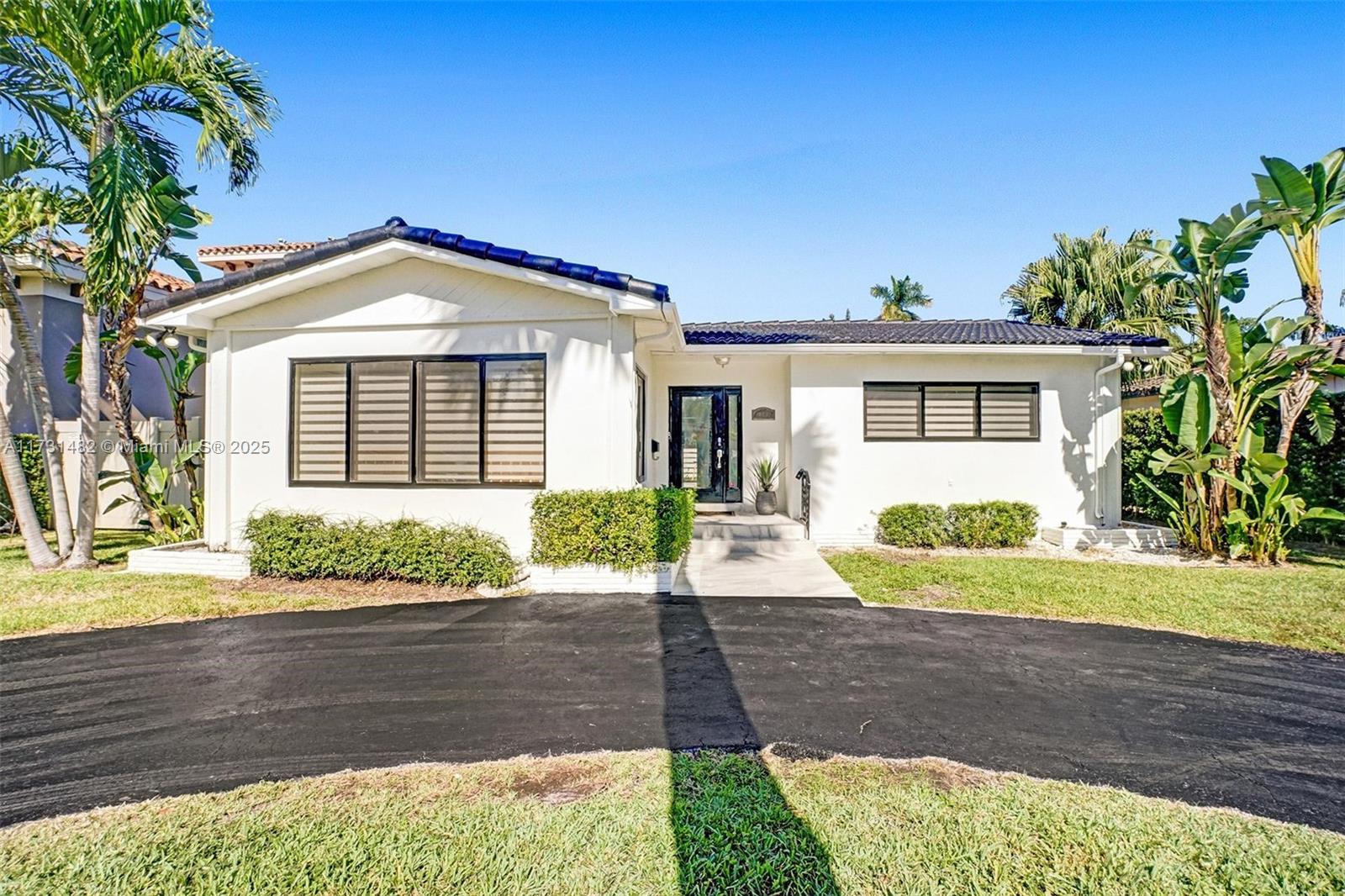 HOLLYWOOD LAKES SECTION - Residential