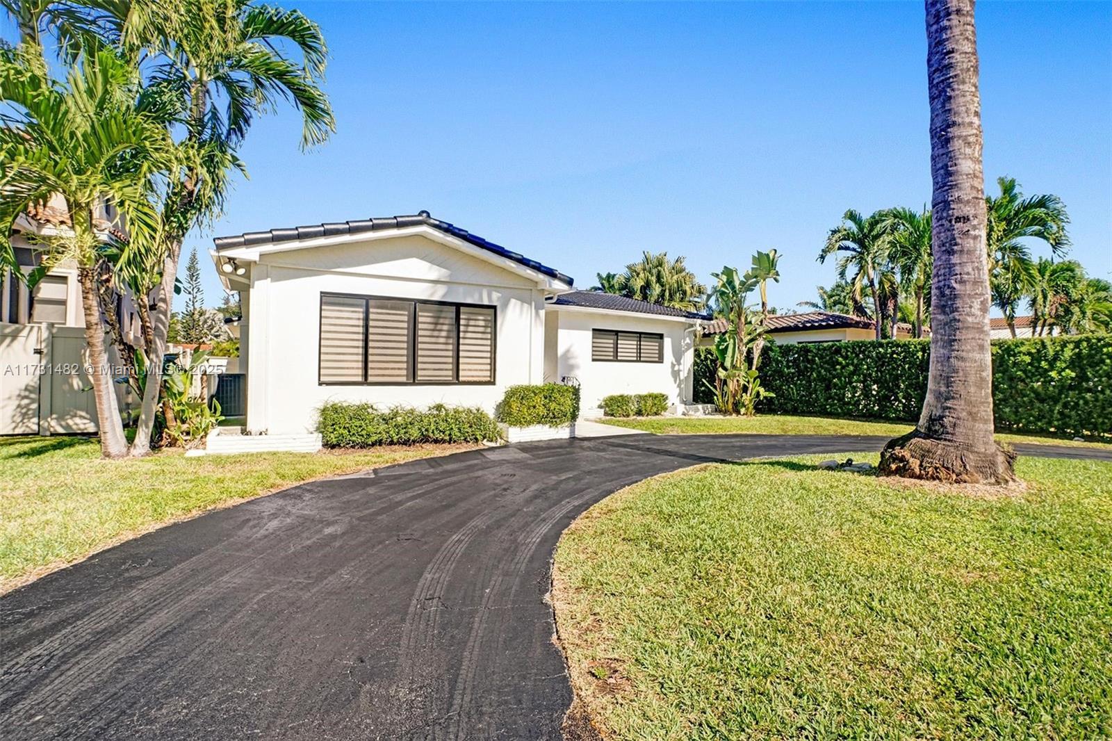 HOLLYWOOD LAKES SECTION - Residential