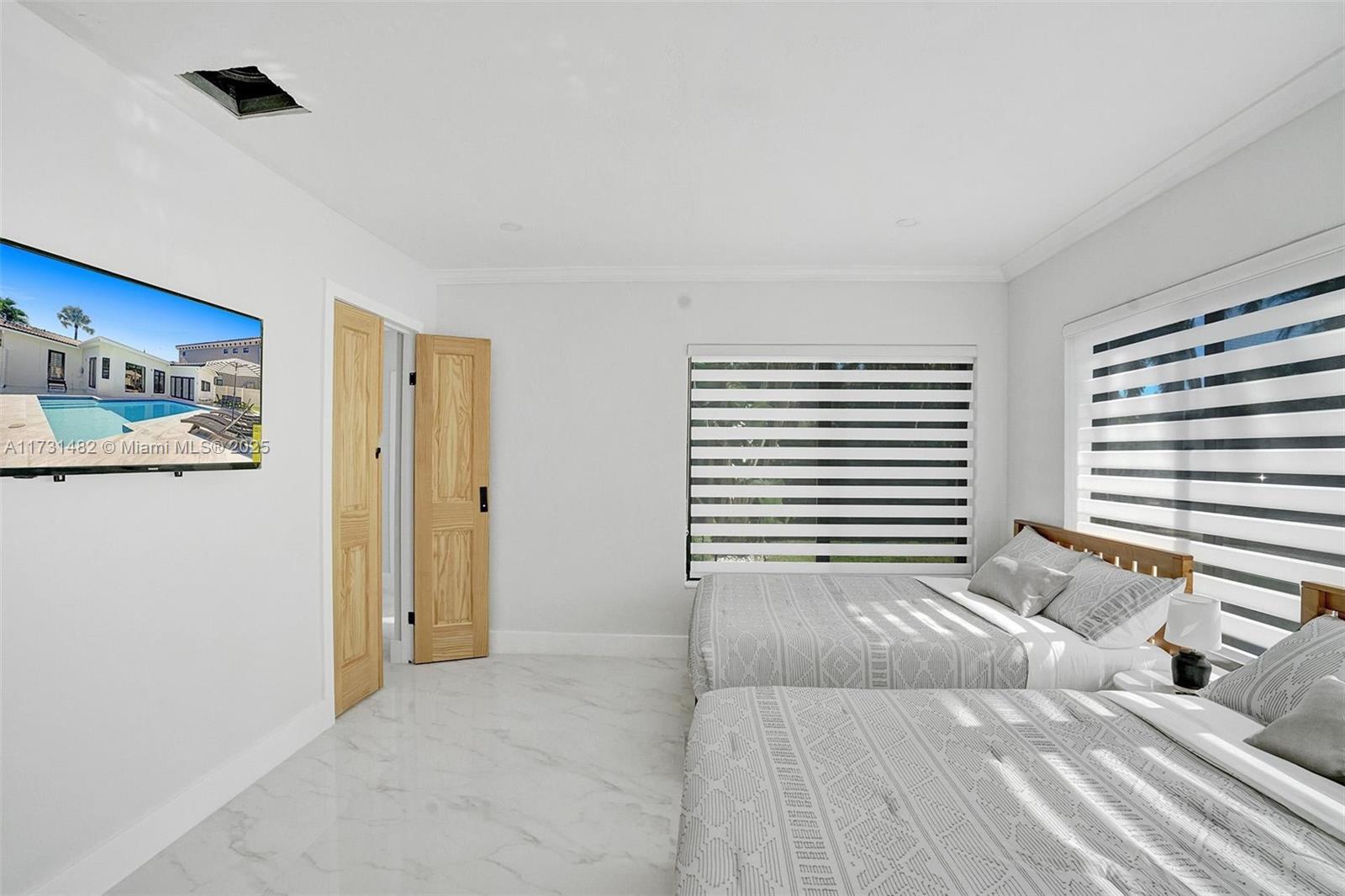 HOLLYWOOD LAKES SECTION - Residential