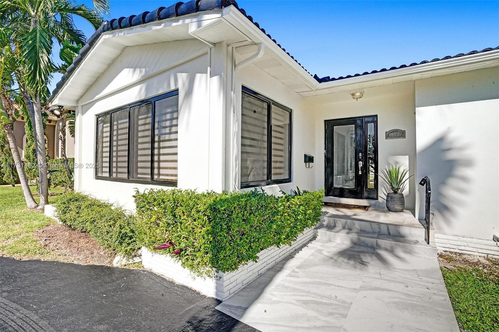 HOLLYWOOD LAKES SECTION - Residential