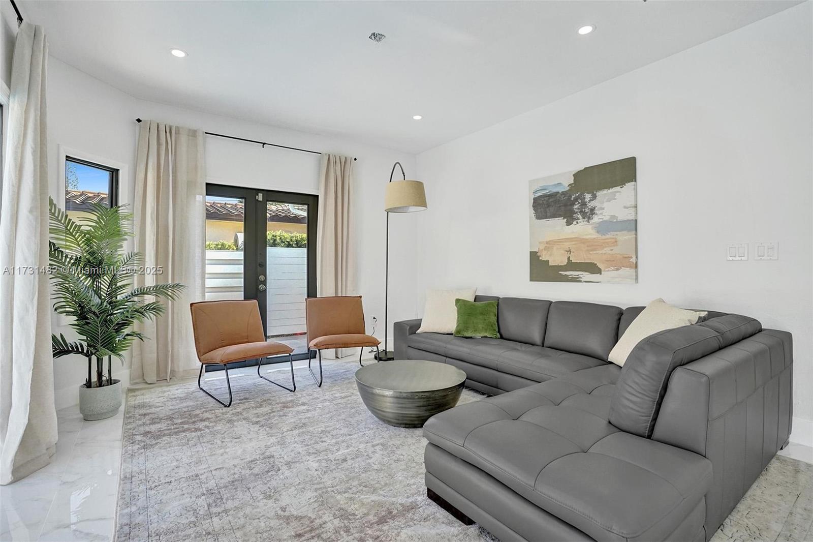 HOLLYWOOD LAKES SECTION - Residential