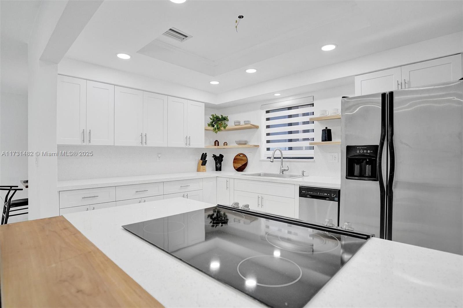 HOLLYWOOD LAKES SECTION - Residential