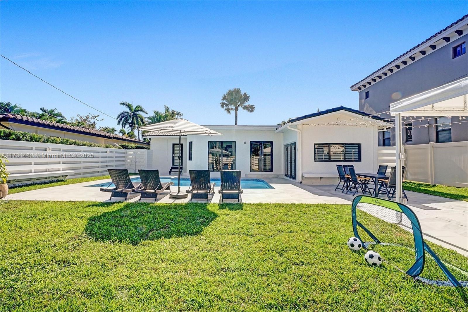 HOLLYWOOD LAKES SECTION - Residential