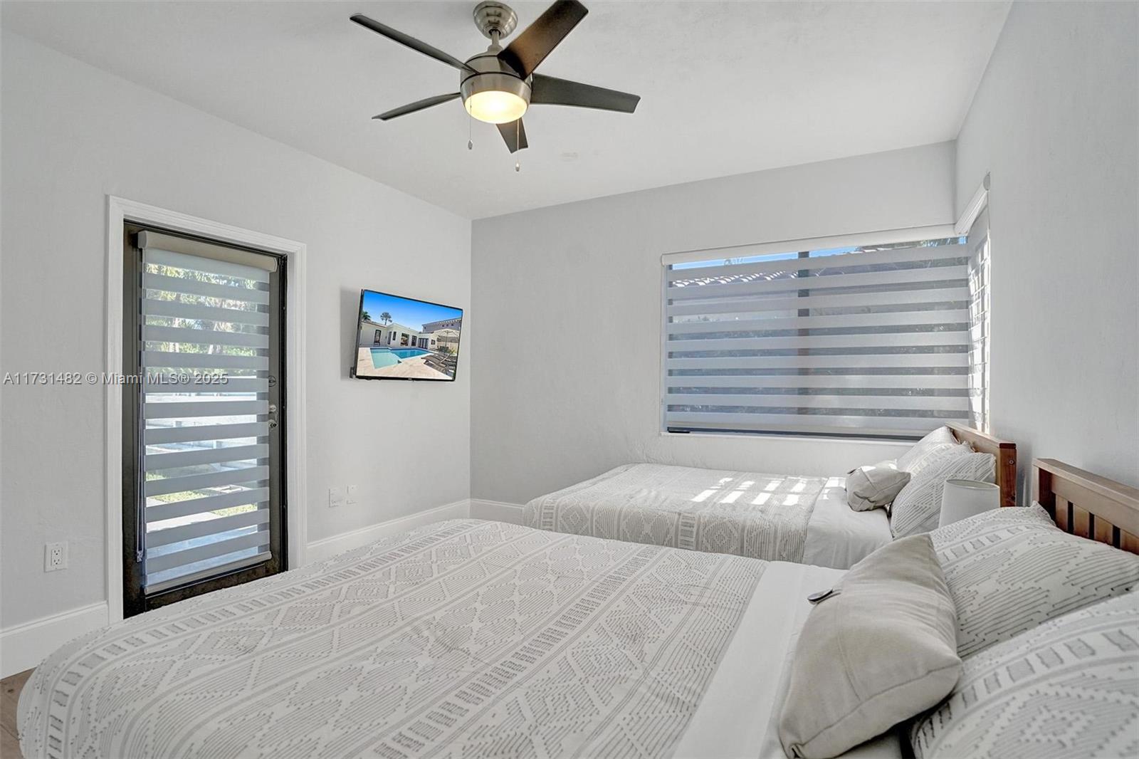 HOLLYWOOD LAKES SECTION - Residential