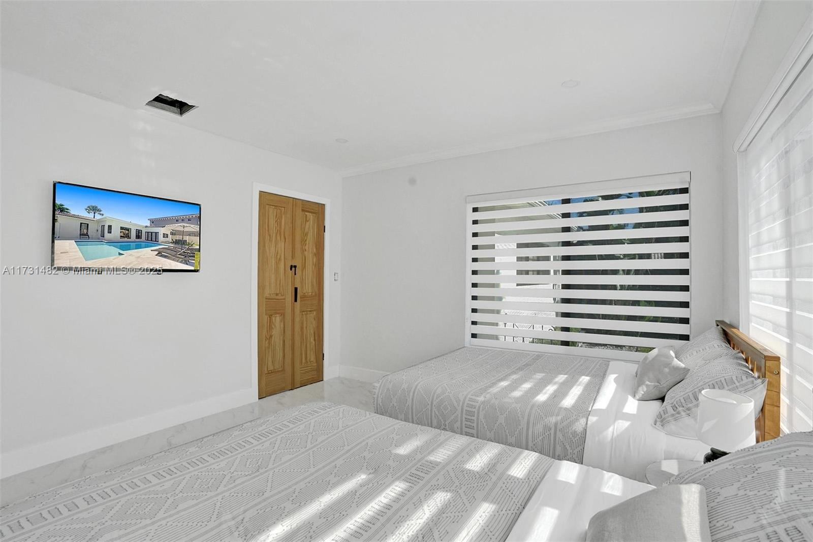 HOLLYWOOD LAKES SECTION - Residential