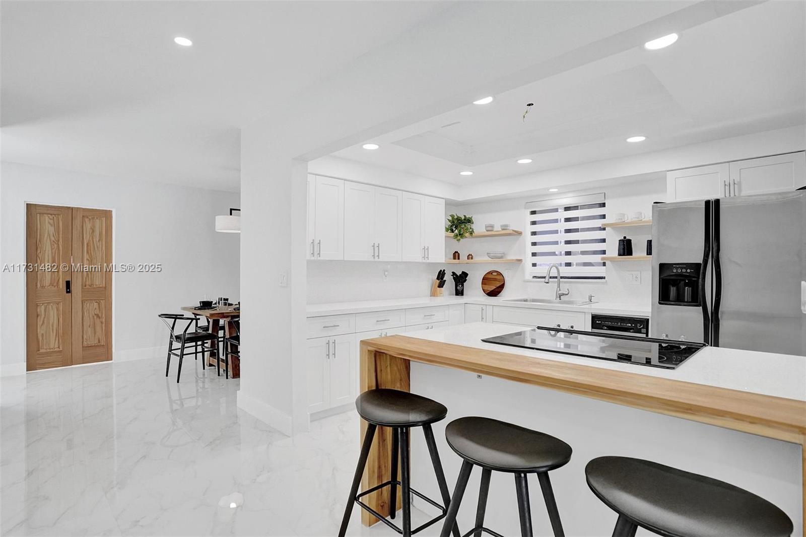 HOLLYWOOD LAKES SECTION - Residential
