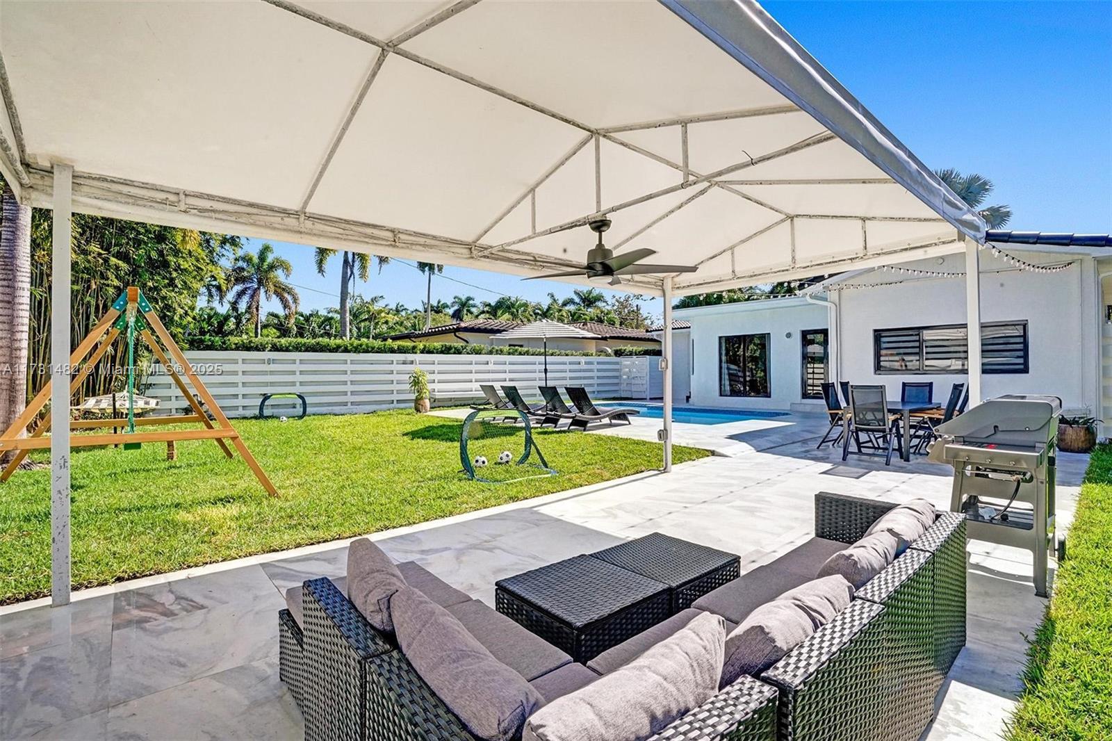 HOLLYWOOD LAKES SECTION - Residential