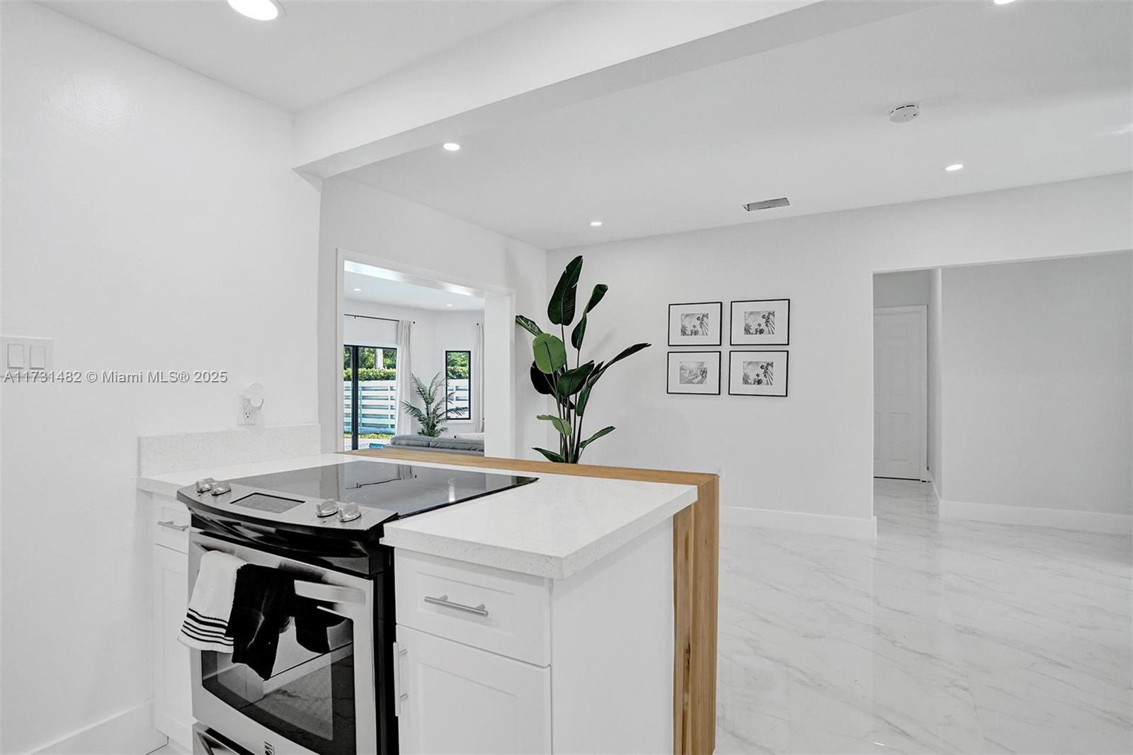 HOLLYWOOD LAKES SECTION - Residential