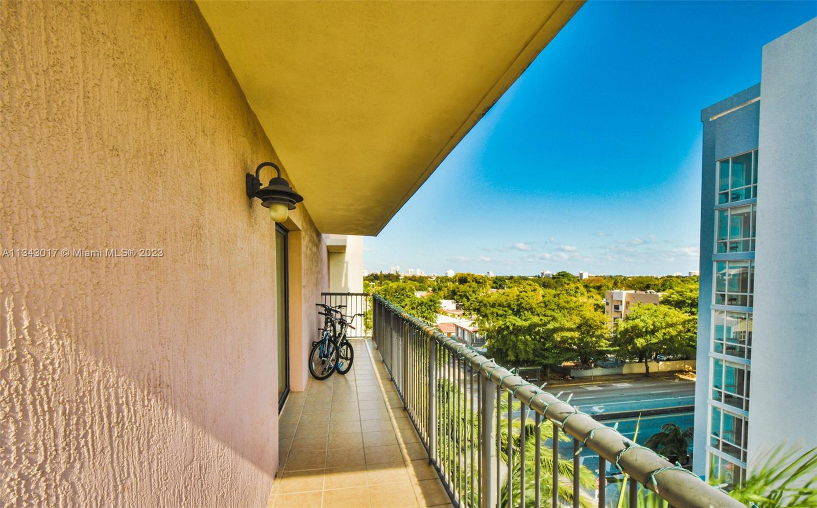 Wonderful apartment with views to the West and South of Miami. Good location!! Brikell, Coral Gables and Coconut Grove, 10 minutes from Little Havana, walking distance to markets, shops and restaurants!!
PLEASE CONTACT LISTING AGENT!!