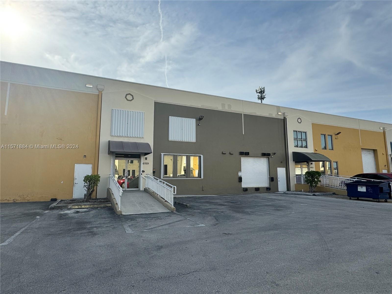 +/- 8,579 SF TOTAL SIZE
+/- 2,575 SF OFFICE
+/- 2,284 SF WAREHOUSE
+/- 3,379 SF MEZZANINE (with codes permits)
One (1) Van Level Loading Door (1'8" - 8'8" H X 10'1" W)