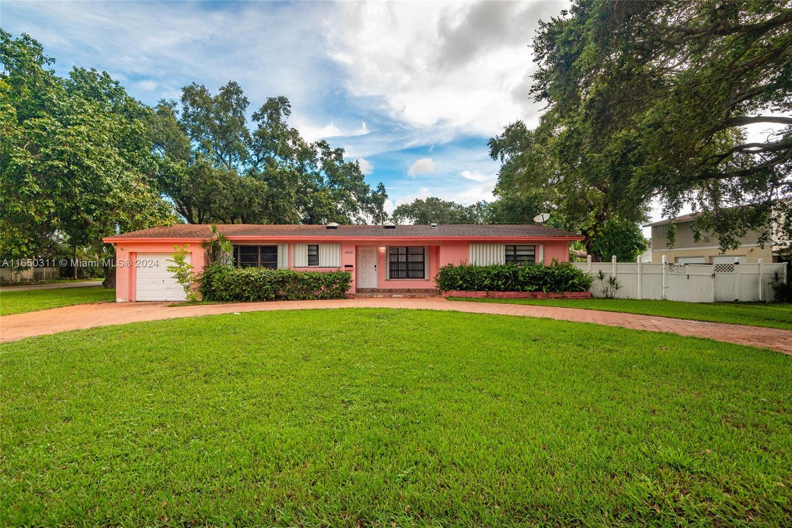 6853 Sw 13th St, Pembroke Pines, Miami-Dade County, Florida - 3 Bedrooms  
2 Bathrooms - 