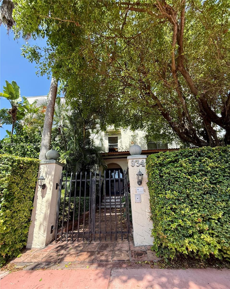 VENETIAN MANOR CONDO - Residential