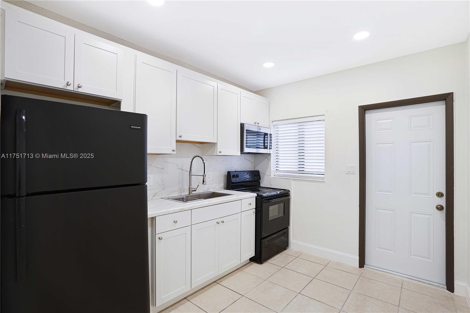 Rental Property at 502 Nw 7th Ct 1, Hallandale Beach, Broward County, Florida - Bedrooms: 2 
Bathrooms: 1  - $1,950 MO.