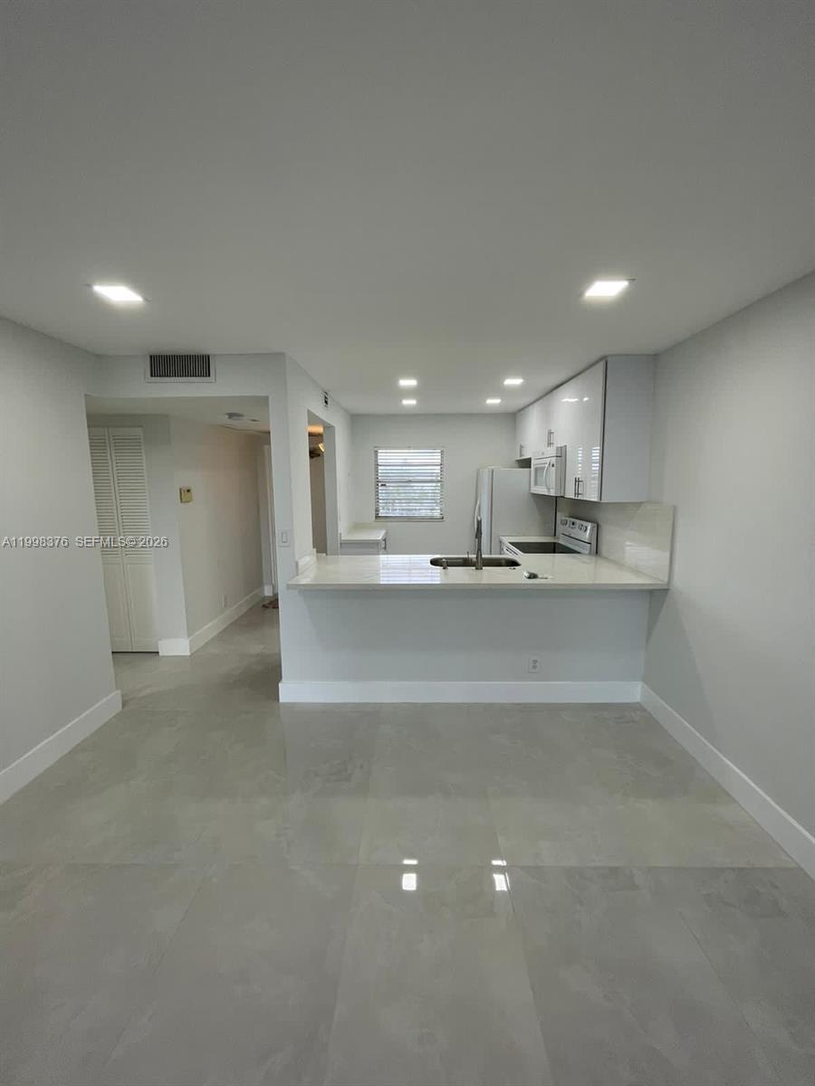 9460 Tangerine Pl 404