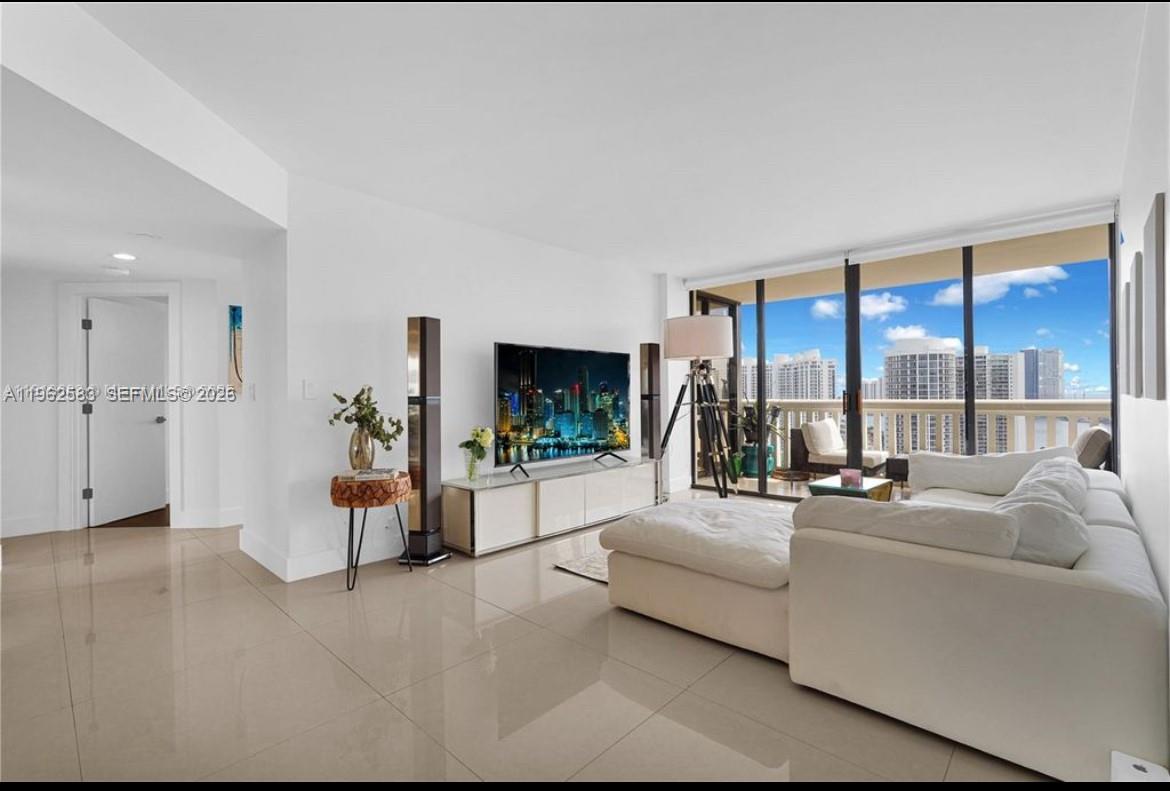 1000 W Island Blvd 2508