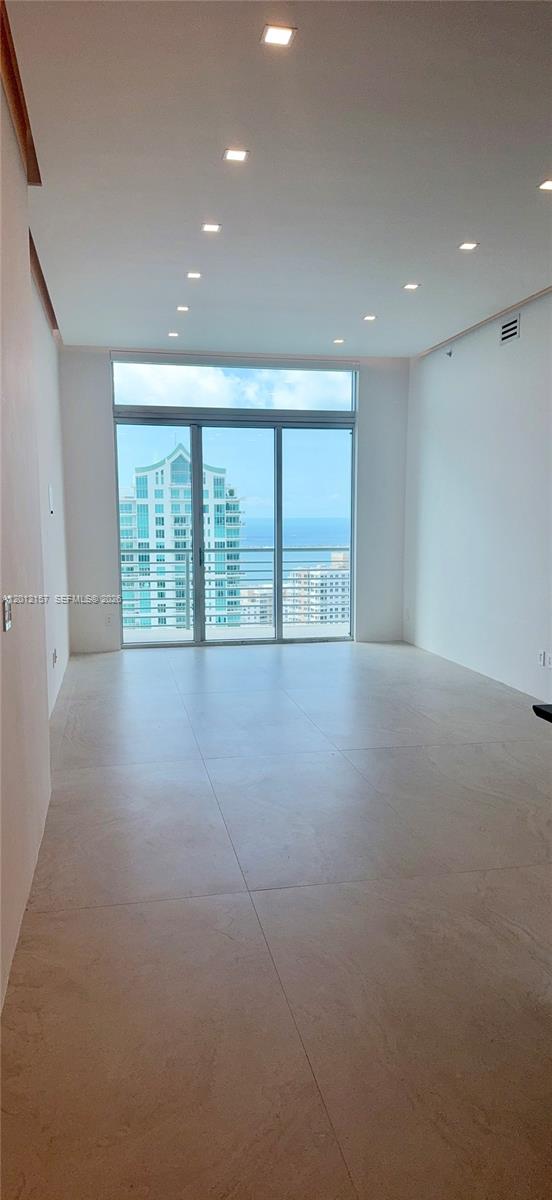335 S Biscayne Blvd UPH-01