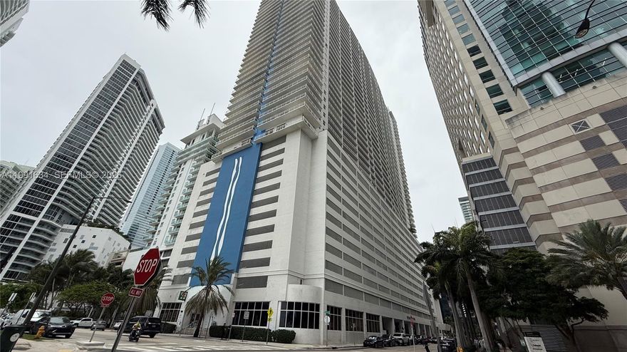 Perfect opportunity for investors, bright and fully furnished studio currently listed on all short term rental platforms such as Airbnb. . Spacious balcony, floor to ceiling windows with lots of lighting. Prime location right in the heart of Brickell. Building includes great amenities: two pools, Jacuzzi, gym, social room, children's play room. Walking distance to Brickell City Center, trendy restaurants, supermarkets and more.
