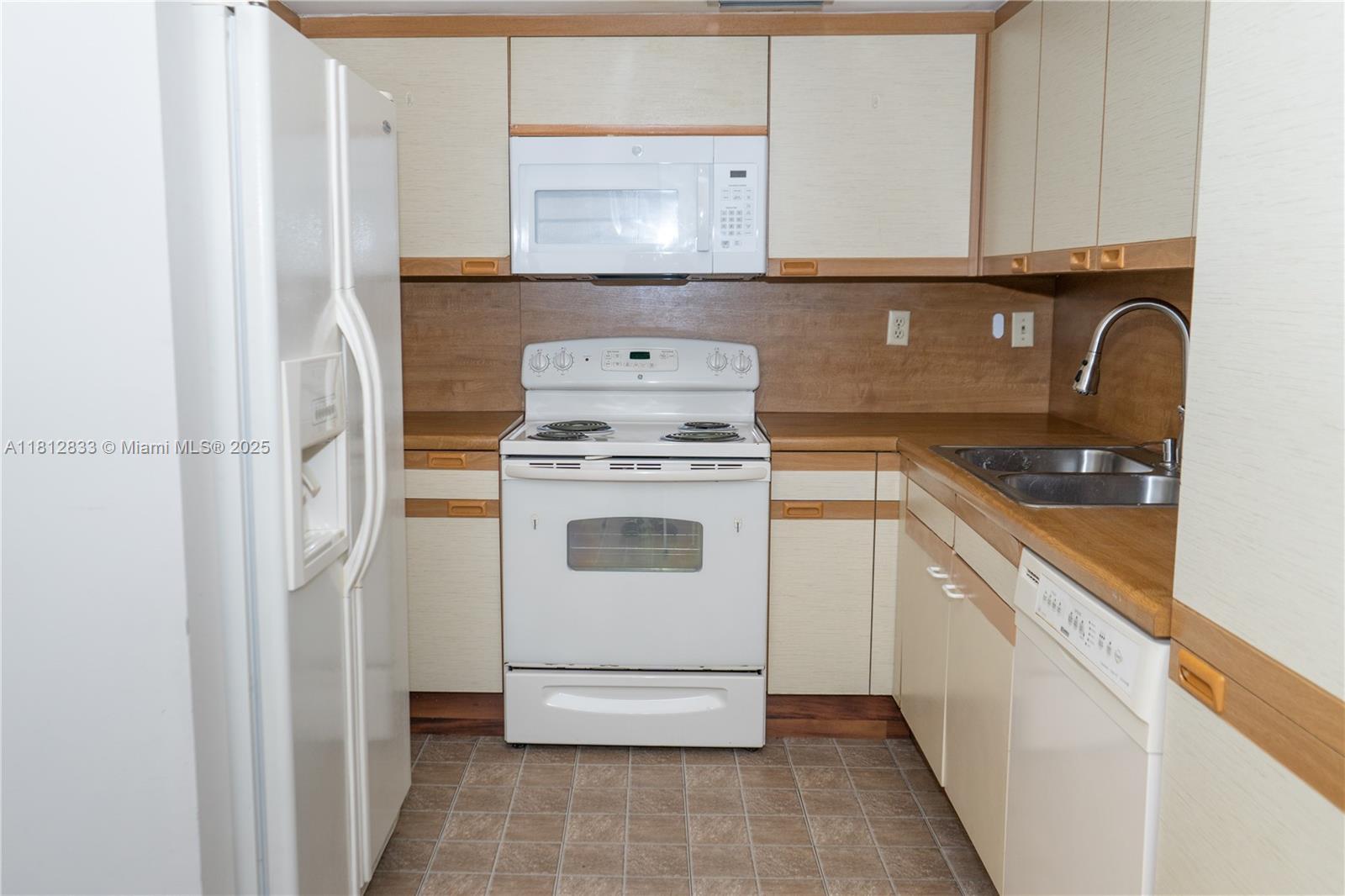 KENLAND POINTE CONDO II - Residential Lease