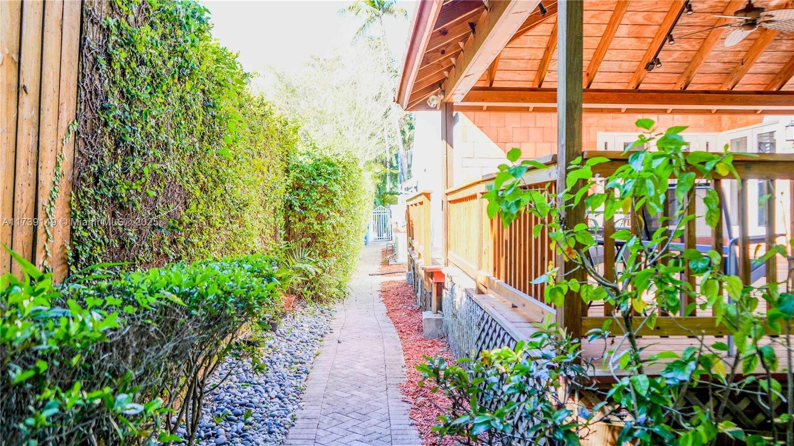 GOLDEN BEACH SEC E - Residential