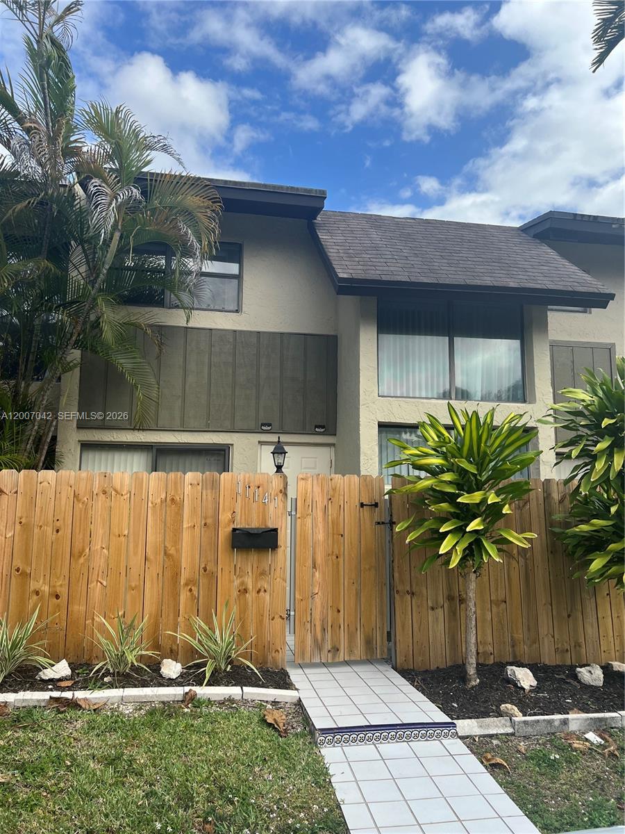 SNAPPER CREEK TOWNHOUSES - Residential