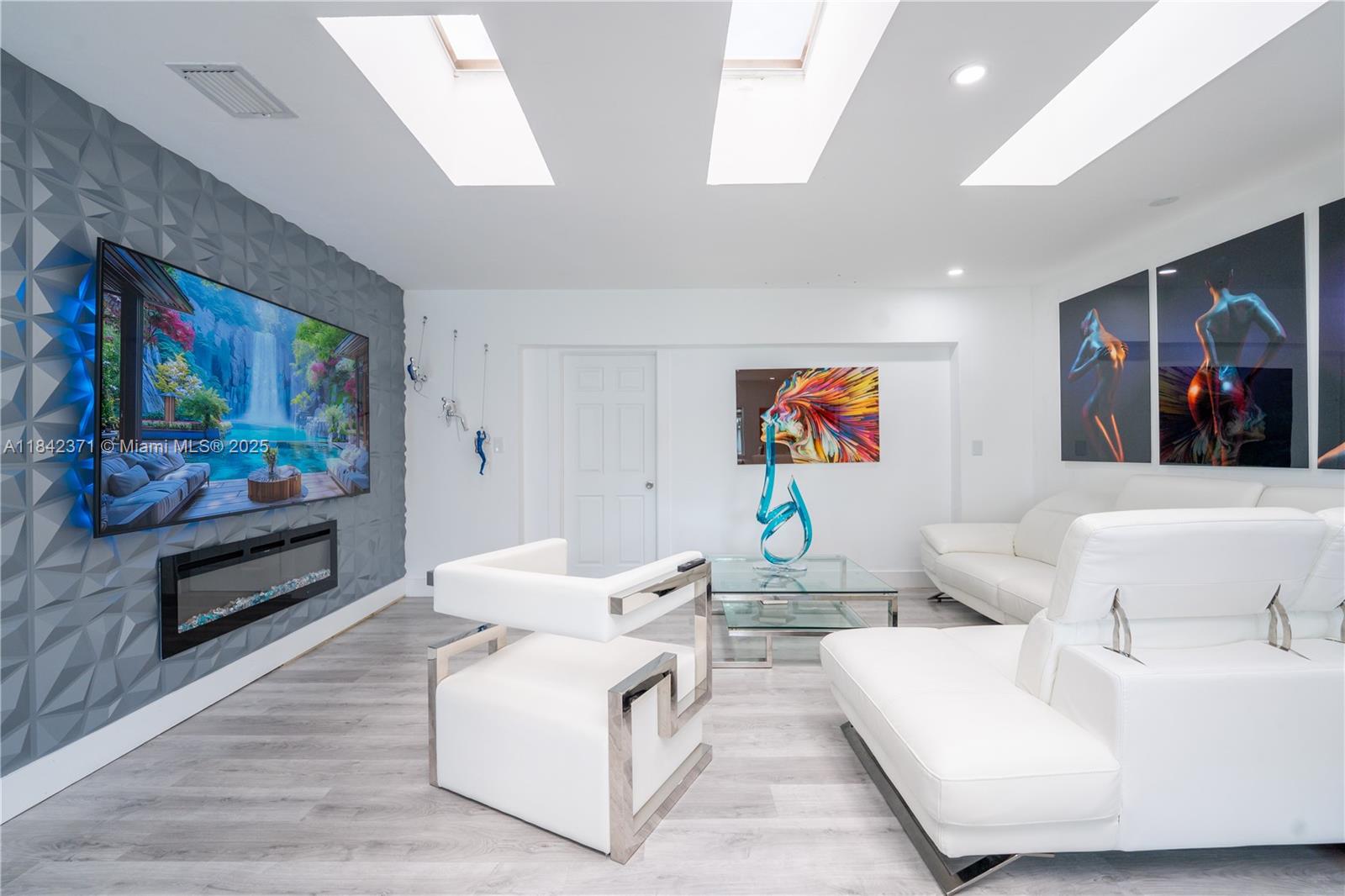 HOLIDAY HOUSE SEC 1 - Residential