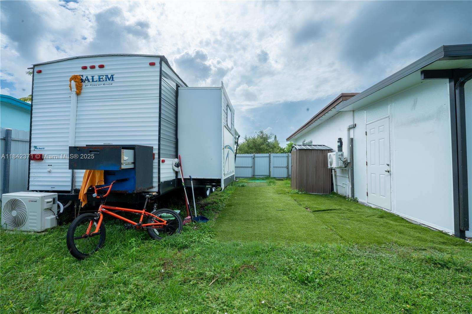 HOLIDAY HOUSE SEC 1 - Residential